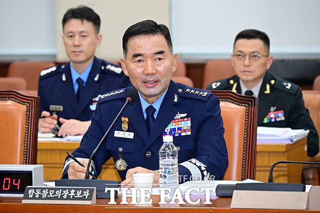 진영승 합동참모의장 후보자(가운데)가 24일 서울 여의도 국회 국방위원회에서 열린 인사청문회에 출석해 질의 답변을 하고 있다. /국회=남윤호 기자