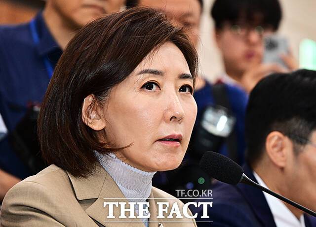 나경원 국민의힘 의원이 24일 국회의원회관에서 기자간담회를 열고 국민의힘 차원에서 추미애 법제사법위원장을 직권남용죄로 고발하는 방안을 검토하는 것으로 안다고 밝혔다. /배정한 기자