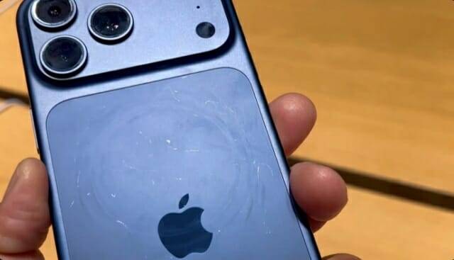 최근 애플스토어에 전시된 아이폰17 프로의 뒷면에 흠집이 포착되며 주목을 끌었다. (사진=엑스 @amisecured)