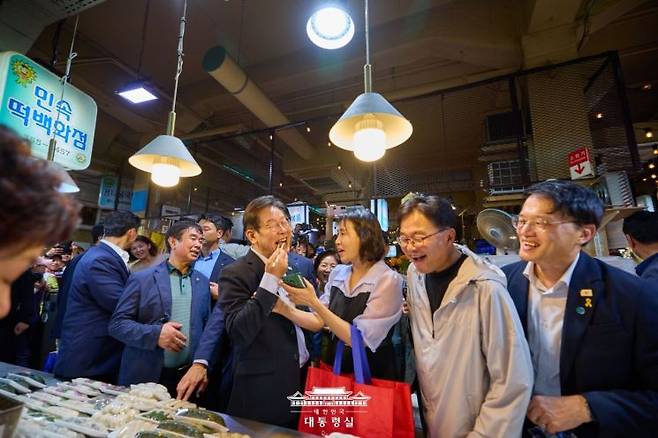 이재명 대통령과 김혜경 여사가 8월 17일 서울 은평구 연서시장을 방문해 한 매장에서 떡을 시식하고 있다. 대통령실