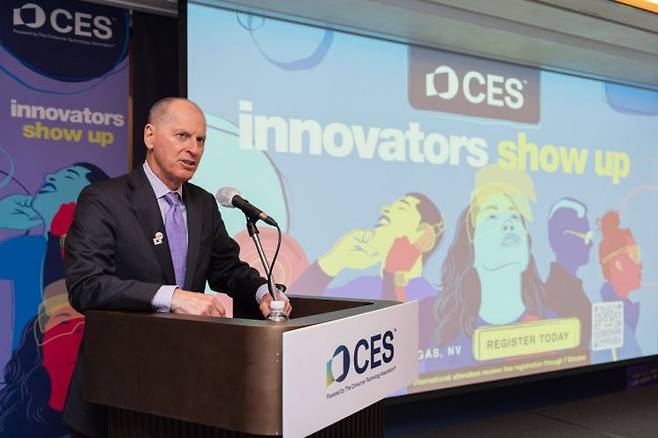 게리 샤피로(Gary Shapiro) 미소비자기술협회(CTA) CEO(최고경영자)가 24일 서울 강남구 조선팰리스에서 기자간담회를 열고 CES의 비전과 CES 2026의 주제 'Innovators Show Up'을 소개하고 있다. CTA.