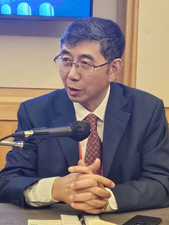 장시안엔 중국 선전기술연구원 교수가 아시아경제와 인터뷰 하고 있다. 김종화 기자