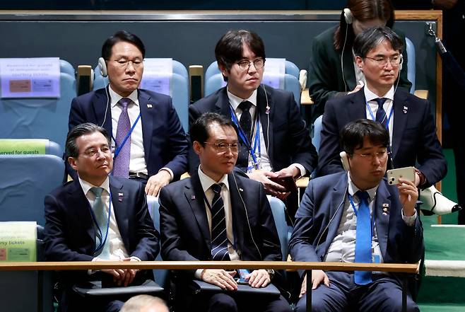 23일(현지 시각) 미국 뉴욕 유엔 본부에서 열린 제80차 유엔 총회에서 대통령실 참모들이 이 대통령의 연설을 듣고 있다. 황인권 대통령 경호처장, 하정우 AI미래기획수석, 최희덕 국가안보실 외교정책비서관, 차지호 더불어민주당 의원, 이규연 홍보소통수석, 김용범 정책실장(뒷줄 왼쪽부터 시계방향)./뉴시스