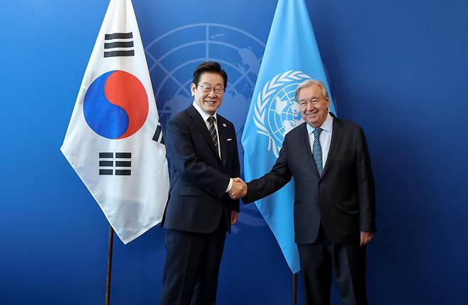 이재명 대통령이 23일(현지 시간) 미국 뉴욕 유엔 본부에서 안토니우 구테흐스 유엔 사무총장과 악수하고 있다. /뉴시스