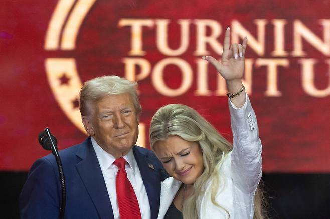 <YONHAP PHOTO-0027> U.S. President Donald Trump looks on next to Erika Kirk, during a memorial service for her husband, slain conservative commentator Charlie Kirk, at State Farm Stadium in Arizona, U.S., September 21, 2025. REUTERS/Carlos Barria/2025-09-23 00:04:51/<저작권자 ⓒ 1980-2025 ㈜연합뉴스. 무단 전재 재배포 금지, AI 학습 및 활용 금지>