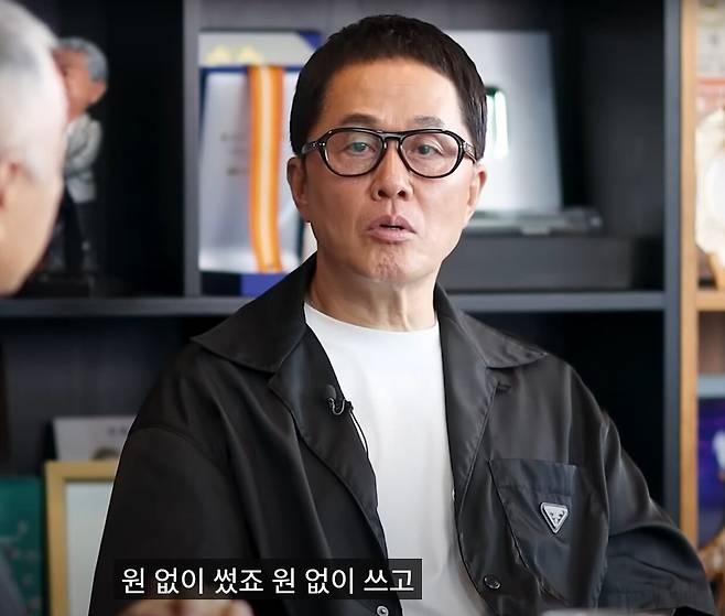 소방차 멤버 정원관이 한 유튜브 채널에 출연해 20대 시절 이야기를 하고 있다. /유튜브 캡처
