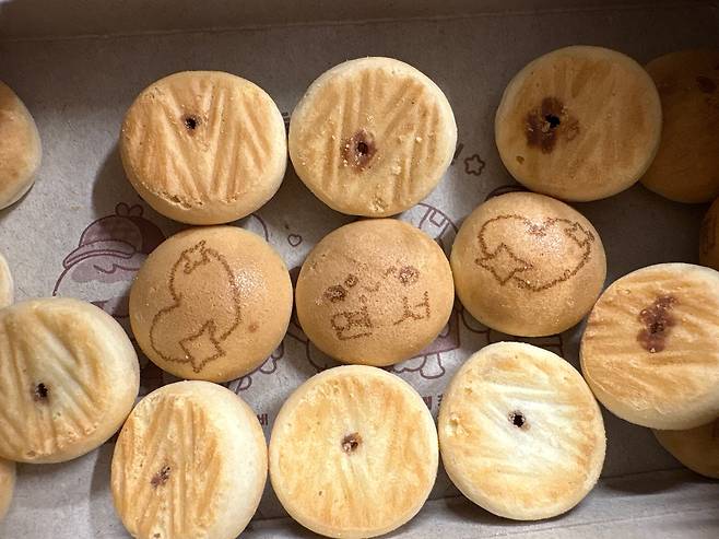 한 소비자가 자신의 딸 이름인 '연서'가 적힌 칸쵸를 찾아 SNS에 공유한 사진./독자 제공