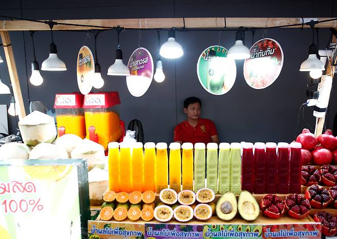 2025년 9월 태국 방콕에서 한 주스 판매상이 손님을 기다리고 있다. /연합뉴스