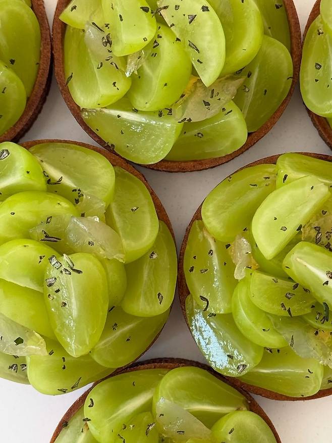 샤인머스캣 타르트를 만나볼 수 있는 파티세리 송버드. 인스타그램 @patisserie.songbird