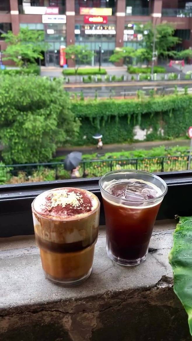 시그니처 피넛크림라떼를 포함해 다양하게 준비되어 있는 디저트 인스타그램 @angle_340