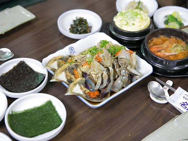 감태에 싸서 먹으면 천국을 맛볼 수 있는 진미식당 간장게장. 네이버지도 진미식당 업체 등록 사진