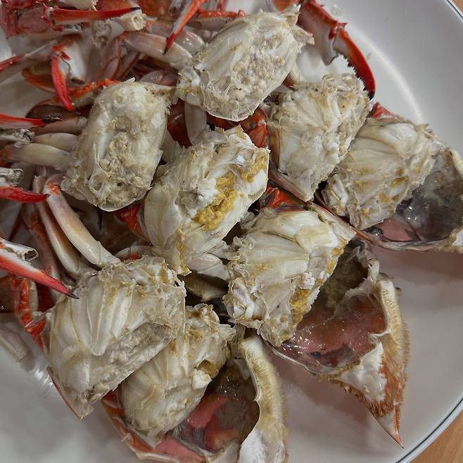 수조에서 바로 건져올려 찜통에 찌는 꽃게찜, 크기부터 다른 간장게장. 네이버지도 연평도목포산꽃게 업체 등록 사진