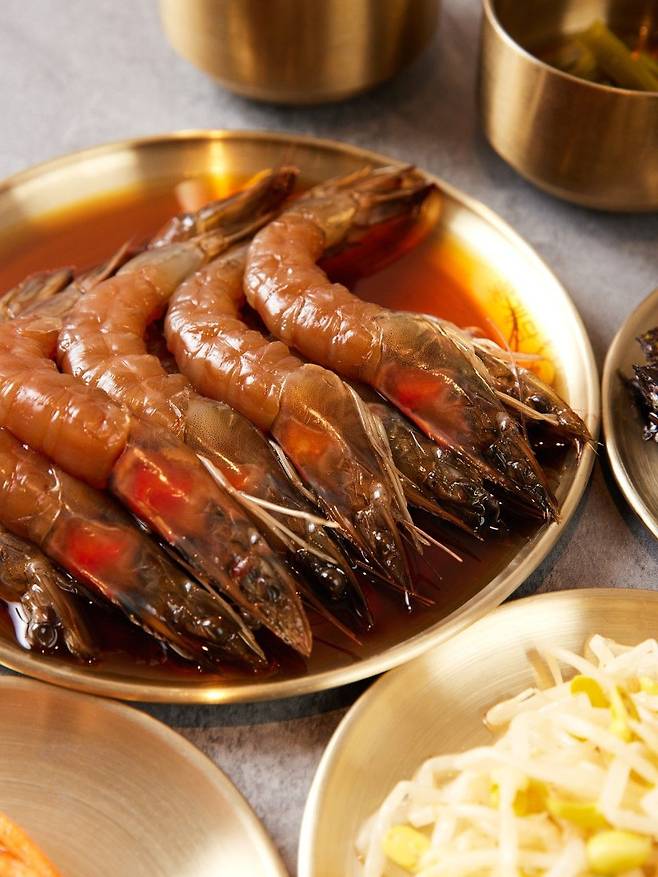 6시간 이상 끓을 육수로 만든 꽃게찌개, 흰쌀밥과 찰떡인 간장새우. 네이버지도 신사꽃게당 업체 등록 사진