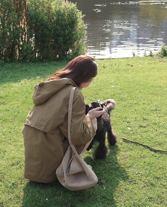 인스타그램 @iammingki 스웨이드 백을 캐주얼하게 연출한 강민경