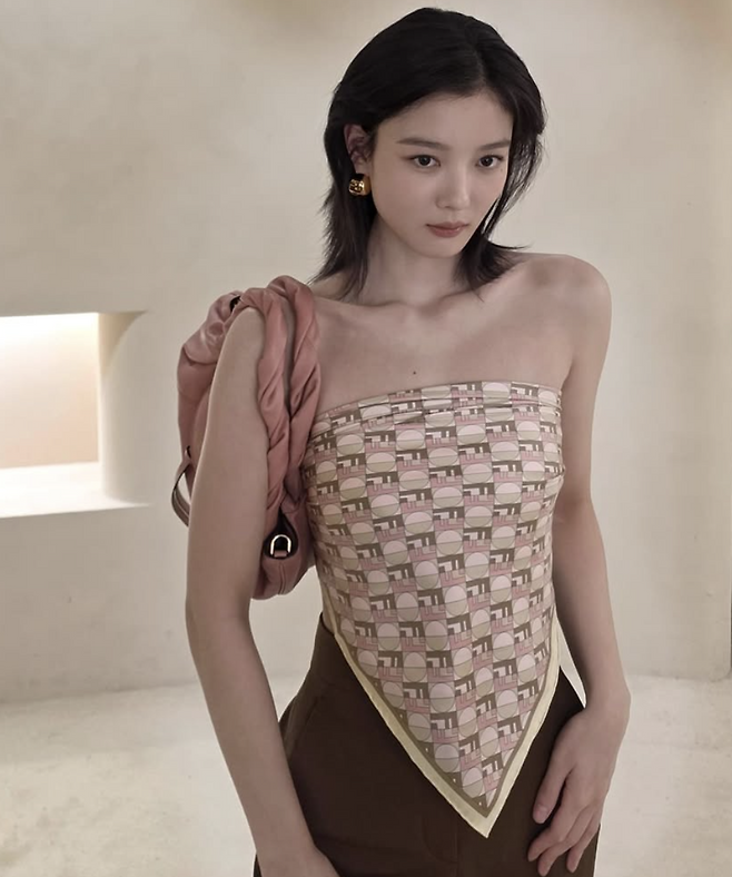 인스타그램 @you_r_love 홀터넥 톱과 튜브 톱을 착용한 김유정.