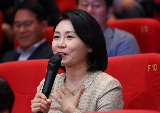 이재명 대통령과 부산을 방문한 김혜경 여사가 지난 20일 해운대구 영화의전당에서 열린 부산국제영화제 공식상영작 '극장의 시간들' 관객과의 대화에서 감독과 배우에게 질문하고 있다. 연합뉴스