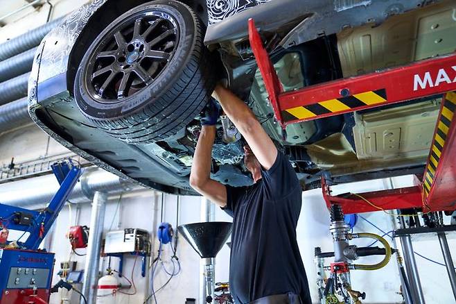 BMW그룹 RDC(재활용 분해센터)에서 유체를 빼내는 작업이 진행되고 있다. ⓒBMW코리아