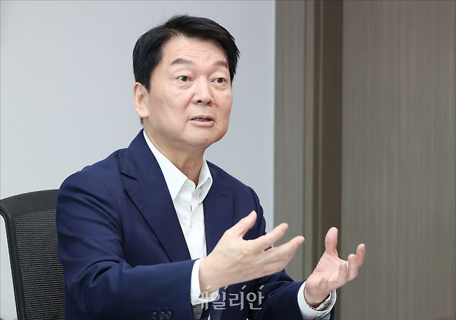 국민의힘 당대표 출마를 선언한 안철수 국민의힘 의원이 지난 21일 오후 의원회관에서 데일리안과 인터뷰를 하고 있다. ⓒ데일리안 홍금표 기자