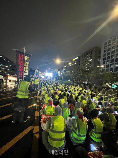 정부조직법 개정안의 국회 본회의 상정이 예고된 가운데 금융감독원 직원들은 24일 저녁 서울 여의도 국회 앞에서 첫 야간 장외집회를 열었다. ⓒ익명 제보