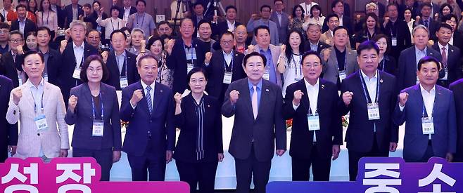 23일 중소기업중앙회가 롯데호텔 제주에서 ‘2025 중소기업 리더스포럼’ 개막식을 개최했다. 이날 김기문 중기중앙회장(앞줄 오른쪽에서 네 번째)은 중소기업의 재도약을 위한 3대 과제를 제시했다. 중소기업중앙회 제공