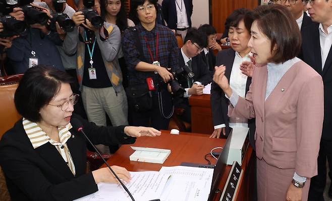 22일 국회 법제사법위원회가 개최한 검찰개혁 청문회에서 나경원 의원(오른쪽 앞) 등 국민의힘 법사위원들이 추미애 위원장(왼쪽)에게 다가가 의사진행 발언을 할 수 있게 해달라고 항의하고 있다. 뉴시스