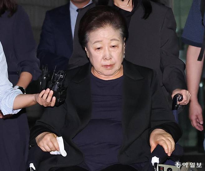 통일교 한학자 총재가 22일 서울중앙지법에서 열린 구속 전 피의자 심문(영장실질심사)을 마친 뒤 휠체어를 타고 나와 대기 장소인 서울구치소로 향하고 있다. 한 총재는 23일 구속돼 서울구치소 독방에 수감됐다. 
박형기 기자 oneshot@donga.com