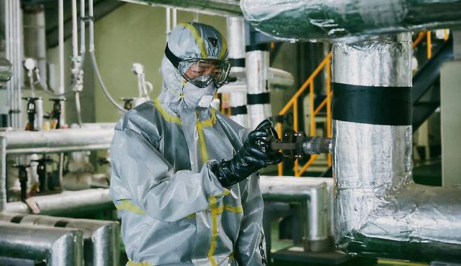 코오롱인더스트리 FnC 구미공장에서 작업자가 워크웨어 브랜드 ‘볼디스트’의 내화학복을 입고 있다. 볼디스트는 25, 26일 서울 광화문광장에서 열리는 ‘2025 리스타트 잡페어’에서 방염, 내화학, 베임 방지, 고가시성, 냉감, 근골격 보호 등 대표 6대 안전 제품군 작업복을 전시한다. 코오롱FnC 제공