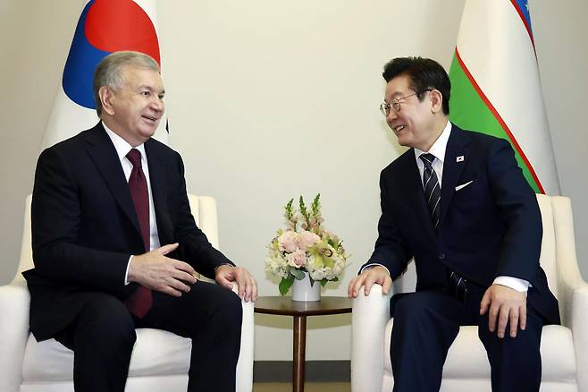 이재명 대통령과 샤브카트 미르지요예프 우즈베키스탄 대통령이 23일(현지 시간) 미국 뉴욕 유엔 본부에서 정상회담을 하고 있다. 2025.09.24. 뉴시스