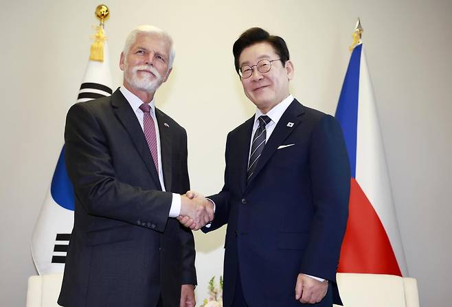 이재명 대통령과 페트르 파벨 체코 대통령이 23일(현지 시간) 미국 뉴욕 유엔 본부에서 정상회담에 앞서 기념촬영을 하고 있다. 2025.09.24. 뉴시스