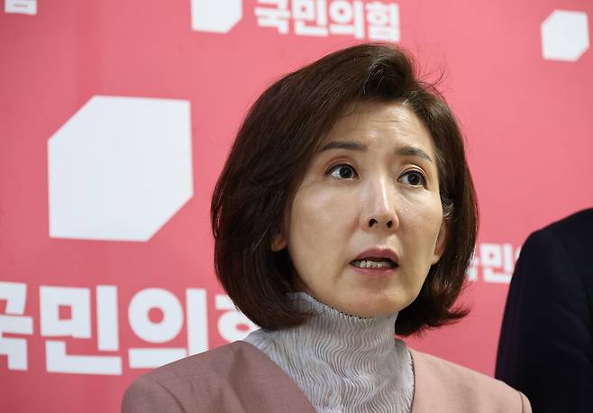 나경원 국민의힘 의원을 비롯한 법제사법위원회 의원들이 22일 오후 서울 여의도 국회에서 추미애 법제사법위원회 위원장의 국민의힘 의원 발언권 제한 등 상임위 운영 관련 기자회견을 하고 있다. 2025.09.22 뉴시스