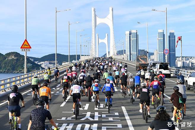 21일 부산 광안대교에서 전국 각지의 자전거 애호가 3000여명이 모인 가운데 ‘세븐브릿지 투어’가 열리고 있다. 부산시 제공