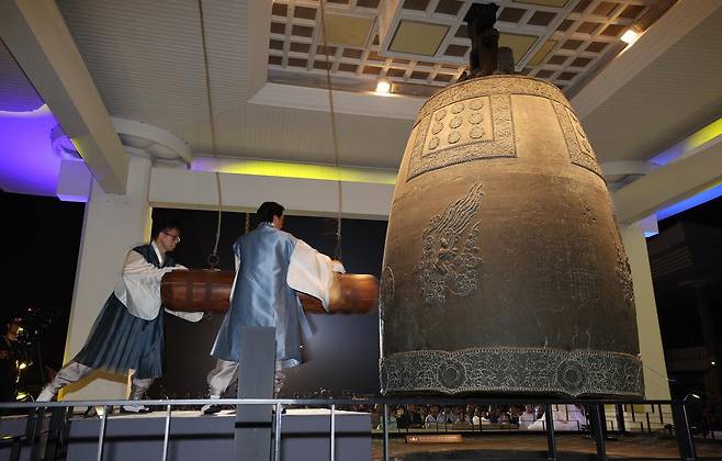 24일 경북 경주시 국립경주박물관에서 열린 ‘2025 성덕대왕신종 타음조사 공개회’에서 타종이 진행되고 있다.   에밀레종 이라는 별칭으로도 잘 알려진 성덕대왕신종은 우리나라에 남아 있는 가장 큰 종이자 최고 걸작으로 평가받고 있다. 22년 만에 일반에 공개된 이번 행사에는 사전 추첨을 통해 선정된 771명의 시민들이 참여했다. 771은 성덕대왕신종이 조성된 연도다. 2025.09.24. 경주=뉴시스