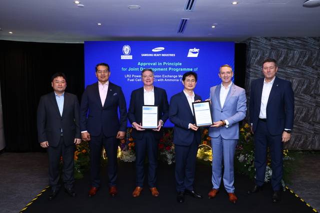 김동주(왼쪽부터) 삼성중공업 기술영업팀장, 자히드 오스만 MISC CEO, 닉 포터 AET CEO, 장해기 삼성중공업 기술개발본부 부사장, 알렉스 그렉 스미스 BV선급 선임 부사장, 드라고 핀테릭 BV선급 부사장이 최근 말레이시아 쿠알루룸푸르에서 열린 암모니아 기반 수소 연료전지 추진 원유운반선’ 관련 기본설계 인증(AIP) 수여식 기념촬영을 하고 있다. 삼성중공업 제공.
