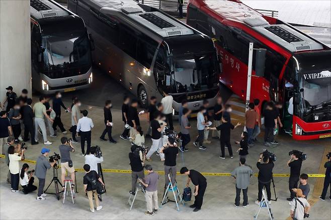 미국 이민 당국에 의해 조지아주에서 구금됐다 풀려난 한국인 노동자들이 지난 12일 오후 인천국제공항 제2터미널을 통해 귀국한 뒤 버스에 탑승하기 위해 이동하고 있다. (공동취재) 뉴시스