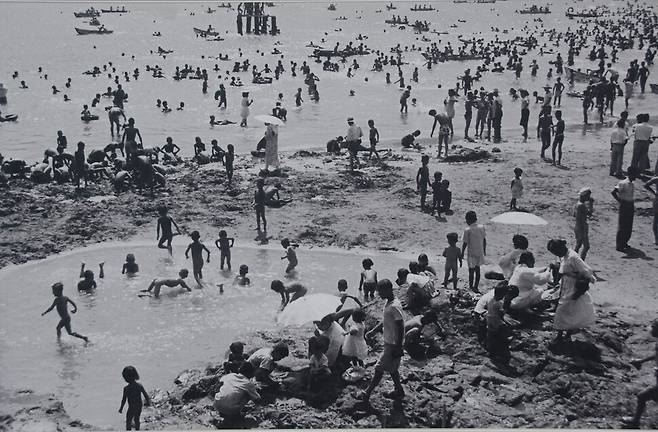 1950~1960년대 서울 한강에서 물놀이하는 사람들. 서울시 제공