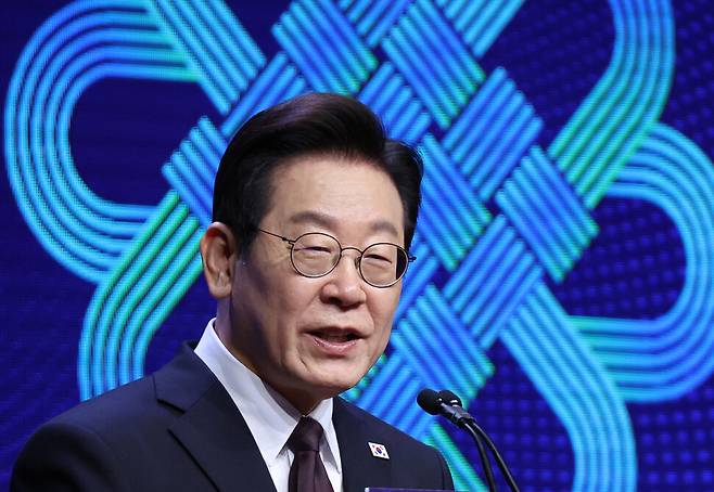 유엔총회 참석차 미국을 방문한 이재명 대통령이 22일(현지시각) 뉴욕의 한 호텔에서 열린 동포간담회에서 인사말을 하고 있다. 연합뉴스