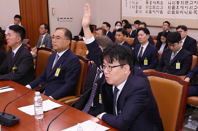 22일 국회 법제사법위원회에서 열린 ‘건진법사 관봉권 띠지 분실’ 관련 검찰개혁 입법청문회에서 담당 검사인 최재현 서울남부지검 검사가 추미애 위원장에게 발언 기회를 요청하고 있다. 연합뉴스