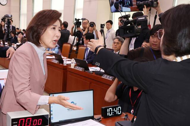 지난 22일 서울 여의도 국회 법제사법위원회에서 추미애 위원장의 질서유지권 발동하자, 국민의힘 나경원 의원 등 위원들이 이에 항의하고 있다. 연합뉴스