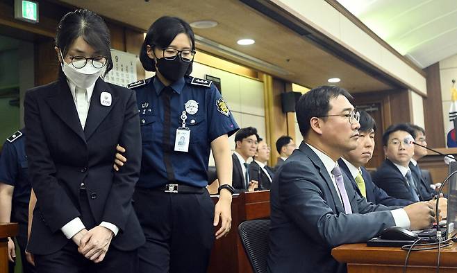 자본시장법 위반 등 혐의로 구속 기소된 윤석열 전 대통령의 부인 김건희 여사가 24일 오후 서울 서초구 서울중앙지법에서 열린 첫 공판에 출석하고 있다. 사진공동취재단