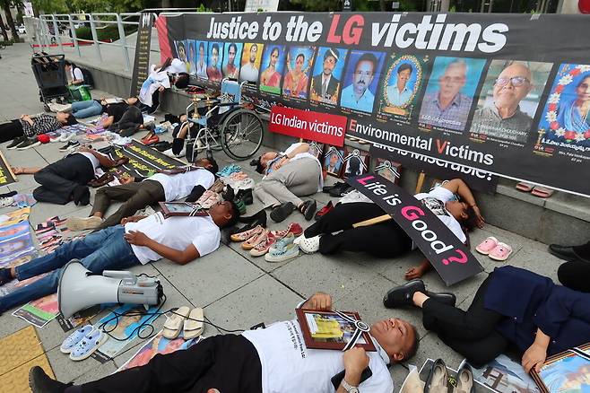 2020년 인도에서의 엘지화학 스티렌가스 유출 사고로 피해를 본 인도인들과 한국의 환경운동가들이 서울 광화문 엘지빌딩 앞에서 누워 시위하고 있다. 서울환경운동연합 제공.