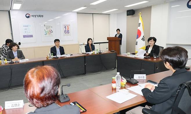 원민경 여성가족부 장관이 24일 오후 정부서울청사에서 개최된 ‘스토킹·교제폭력 관계부처 대책회의’에 참석해 회의를 주재하고 있다. 이번 회의는 스토킹·교제폭력 피해자 보호 강화 및 실효성 있는 지원 체계 구축을 위해 마련되었다. 여성가족부 제공.