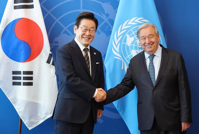 이재명 대통령이 23일(현지시각) 미국 뉴욕 유엔 본부에서 안토니우 구테흐스 사무총장을 접견하며 악수하고 있다. 연합뉴스