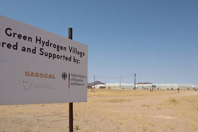 나미비아와 독일 정부 등의 재정 지원으로 나미비아 기업이 설립한 다우러스 빌리지 전경. 태양열 및 풍력 발전 시설 등을 건립해 그린 수소를 생산하는 것이 목표이며, 현재 시범 운영을 위해 설치한 생산시설은 독일 정부의 지원을 받았다. 장예지 기자