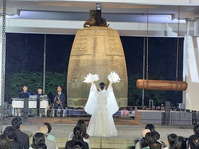 이애주한국전통춤회 춤꾼들이 타종에 앞서 창작춤 ‘천년 울림: 종의 기원’을 종 둘레에서 추고 있다. 노형석 기자