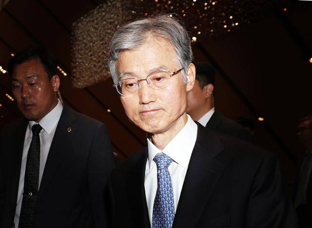 조희대 대법원장이 23일 서울 중구 신라호텔에서 열린 ‘세종 국제 콘퍼런스’ 회의장에 들어서고 있다. 뉴스1