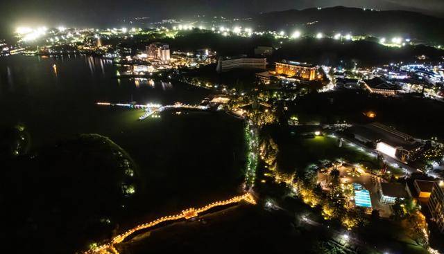 보문호반길의 야간 조명이 금빛으로 빛나고 있다.