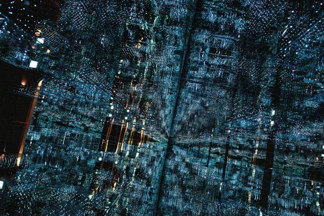 코스믹 리조트 스타로드의 공간 구성은 현실감각을 혼란스럽게 한다.