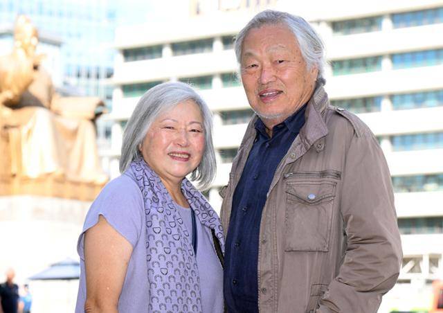 한국전쟁 참전 미군전사자 추모사업을 한 구성열씨 부부가 18일 서울 광화문광장에서 한국일보와 인터뷰를 하고 있다. 왕태석 선임기자