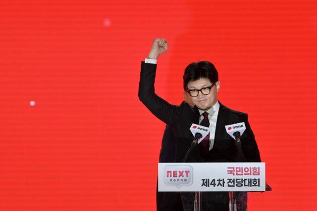 한동훈 전 국민의힘 대표가 지난해 7월 23일 경기 고양시 일산서구 킨텍스에서 열린 국민의힘 전당대회를 통해 신임 당대표 당선을 확정짓는 순간, 오른팔을 번쩍 들고 있다. 하상윤 기자