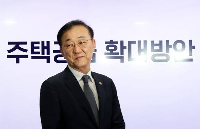 김윤덕 국토교통부 장관이 7일 정부서울청사에서 부동산 주택공급 확대 방안을 발표하기 위해 입장하고 있다. 연합뉴스